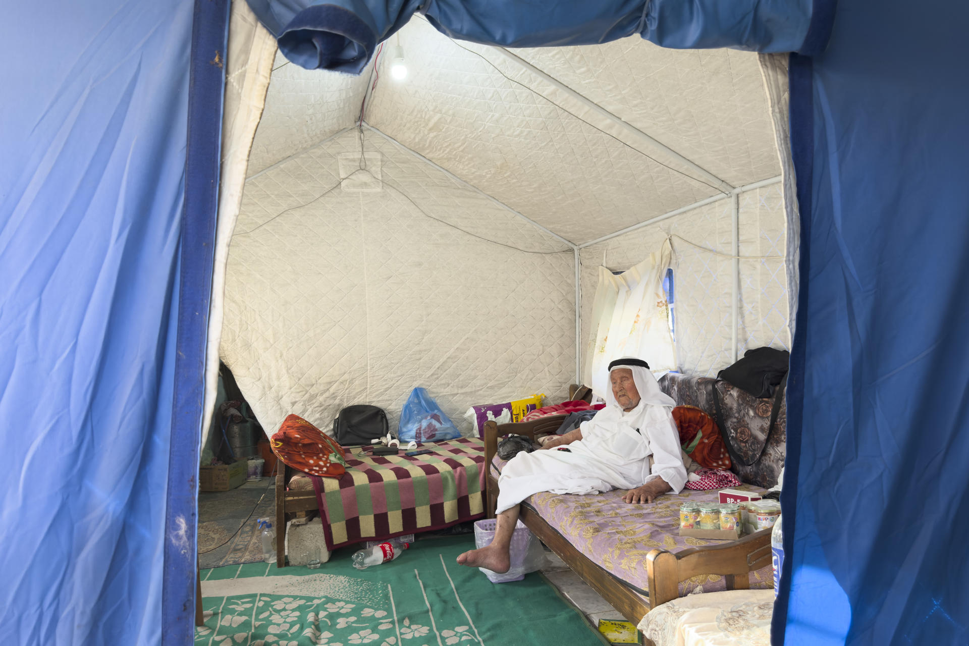 Yahya Abdelwahid Al Taybi, de 90 años, posa en la tienda de campaña en la que se encuentra refugiado junto a su familia en el barrio de Sheij Radwan de la ciudad de Gaza. EFE/ Ahmad Awad
