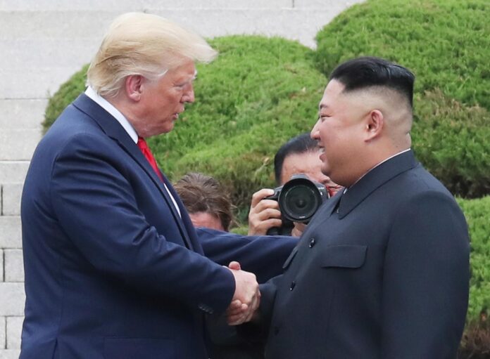 Imagen de archivo del presidente de Estados Unidos, Donald Trump, y el líder de Corea del Norte, Kim Jong-un. EFE/EPA/YONHAP SOUTH KOREA OUT[SOUTH KOREA OUT]
