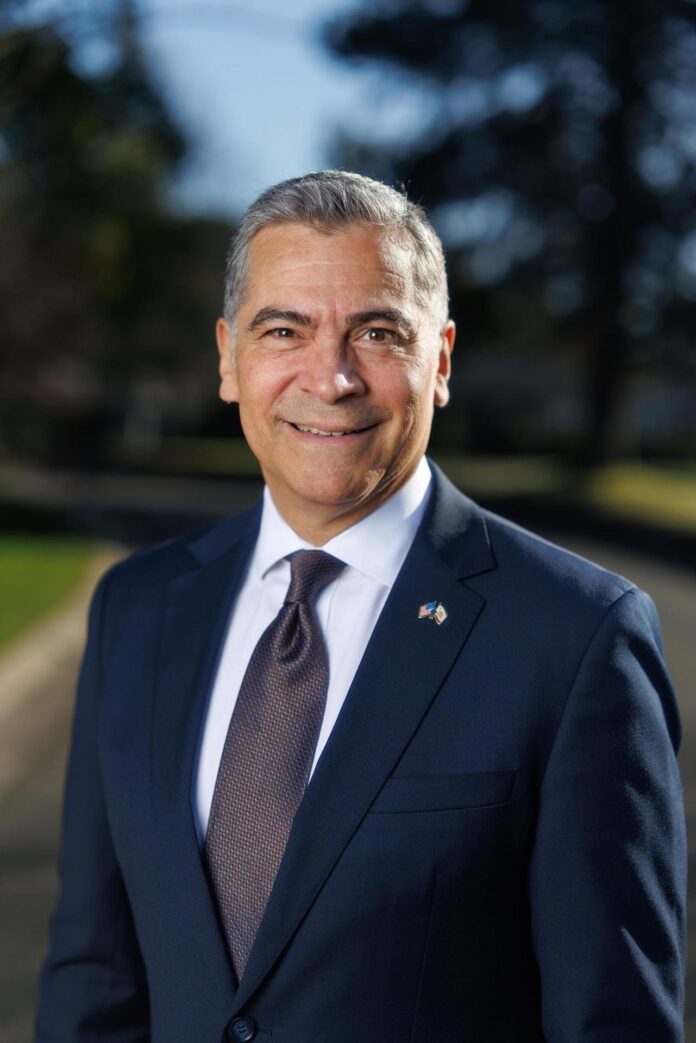 Fotografía cedida por la campaña electoral del abogado y exsecretario de Salud y Servicios Humanos de los Estados Unidos, Xavier Becerra. Becerra, a la cabeza de la encuestas a la Gobernación de California, dijo a EFE que sabe muy bien cómo lidiar con el presidente estadounidense Donald Trump, al que define como un hombre que le gusta pelear, pero que se sienta a mediar cuando va perdiendo. EFE/ Becerra for Governor / SOLO USO EDITORIAL /NO VENTAS /SOLO DISPONIBLE PARA ILUSTRAR LA NOTICIA QUE ACOMPAÑA /CRÉDITO OBLIGATORIO
