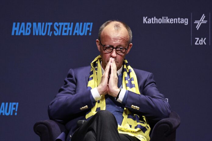 El canciller alemán, Friedrich Merz, durante una charla con jóvenes en el marco del 104º Congreso Católico Alemán en Wurzburgo, en el sur de Alemania, el 15 de mayo de 2026. EFE/EPA/ANNA SZILAGYI / POOL
