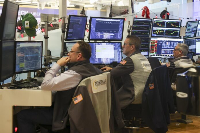Foto de archivo de operadores que trabajan en el piso de la Bolsa de Valores de Nueva York en Nueva York, Estados Unidos, el 14 de enero de 2026. EFE/SARAH YENESEL
