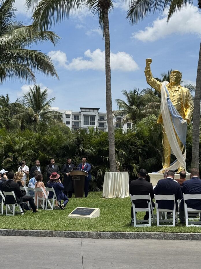 Fotografía tomada de la cuenta en X @pastormarkburns del pastor Mark Burns (c) durante la inauguración de la estatua dorada del presidente de Estados Unidos, Donald Trump, este jueves en Doral, Florida (Estados Unidos). EFE/ @pastormarkburns
