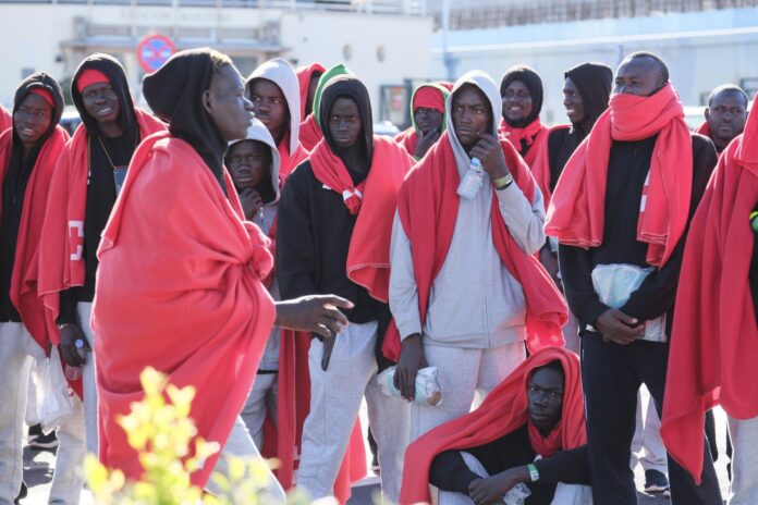 FOTO ARCHIVO. Un grupo de migrantes en la isla de El Hierro (Canarias, España). EFE/Alberto Valdés
