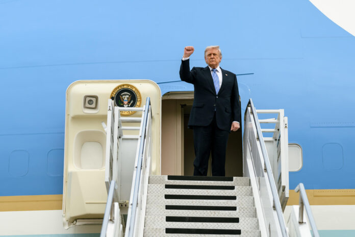 Fotografía cedida este 15 de junio por la Casa Blanca del presidente de los Estados Unidos, Donald Trump, al despedirse y abandona China, tras una histórica cumbre con su homólogo chino, Xi Jinping, en Pekín. EFE/Casa Blanca
