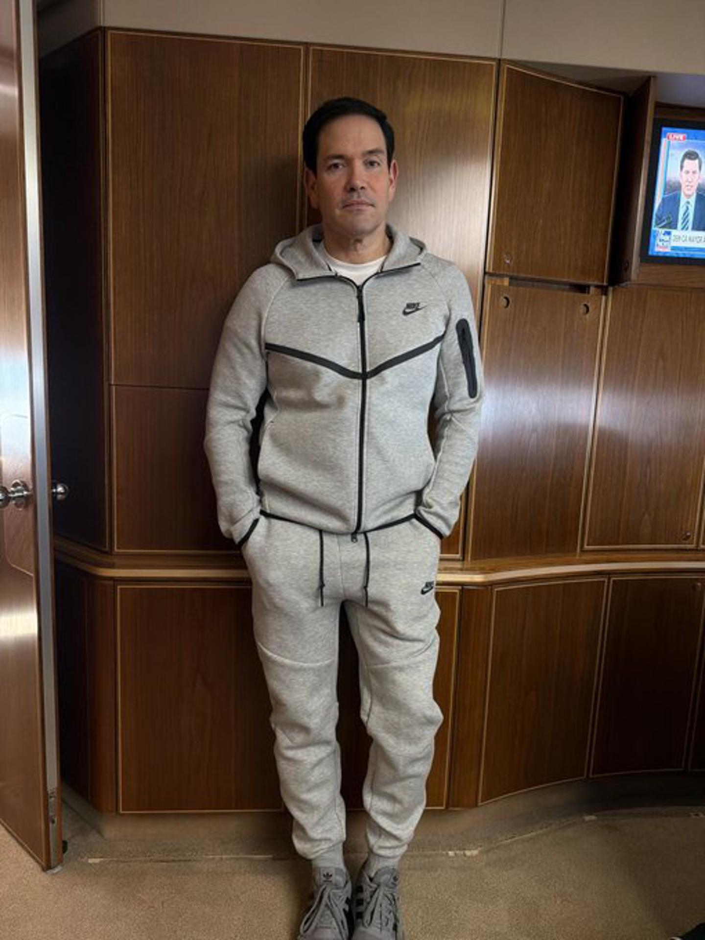 Fotografía tomada de la cuenta @StevenCheung47 en X del director de comunicaciones de la Casa Blanca, Steve Cheung, el pasado 12 de mayo, que muestra al secretario de Estado de Estados Unidos, Marco Rubio, al posar en el avión presidencial, rumbo a China, con la ropa deportiva que llevaba el depusto expresidente de Venezuela, Nicolás Maduro, durante su captura el pasado 3 de enero por parte de las Fuerzas Armadas estadounidenses. EFE/@StevenCheung47
