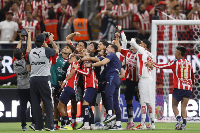 Jugadores de Guadalajara celebran al finalizar un partido en el Estadio Akron, en Guadalajara (México). EFE/ Francisco Guasco
