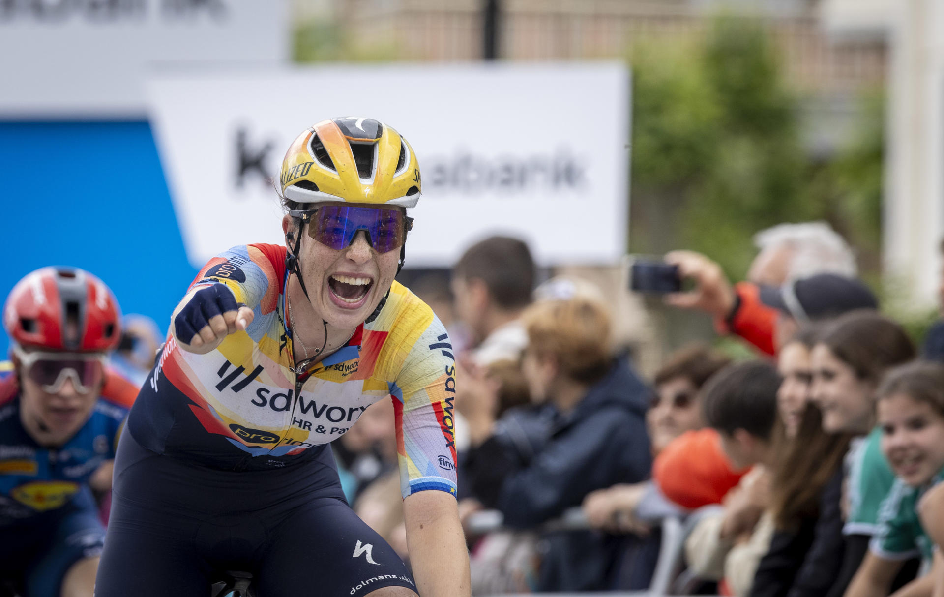 La ciclista neerlandesa Misha Bredewold, del equipo SD Worx-Pro Time, se ha impuesto este viernes en la primera etapa de la Itzulia Women 2026, con salida y llegada en Zarautz sobre un recorrido de 121,3 kilómetros. EFE/Javier Etxezarreta
