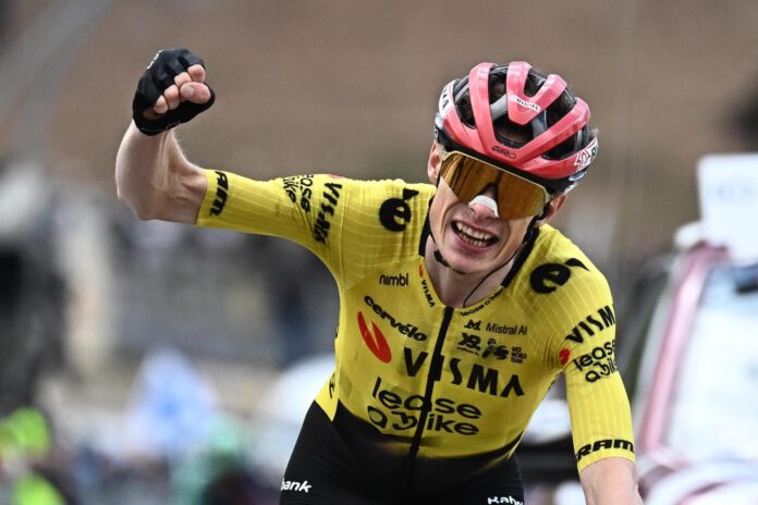 El ciclista danés Jonas Vingegaard, del equipo Visma, gana la séptima etapa de la 109ª edición del Giro de Italia, de 245 km entre Formia y Blockhaus. EFE/EPA/LUCA ZENNARO
