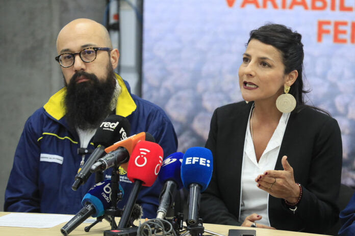 La ministra de Ambiente y Desarrollo Sostenible de Colombia, Irene Vélez (d), habla junto al director de la Unidad Nacional para la Gestión del Riesgo de Desastres (UNGRD), Carlos Alberto Carrillo, durante una rueda de prensa este viernes, en Bogotá (Colombia). EFE/ Carlos Ortega

