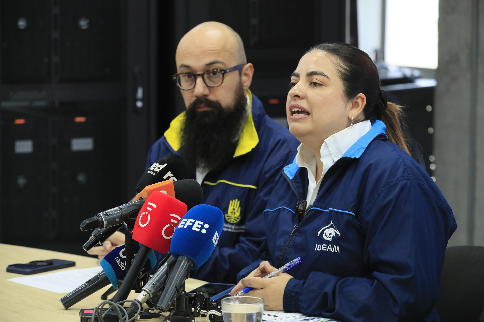 La directora del Instituto de Hidrología, Meteorología y Estudios Ambientales (Ideam), Ghisliane Echeverry Prieto (d), habla junto al director de la Unidad Nacional para la Gestión del Riesgo de Desastres (UNGRD), Carlos Alberto Carrillo, durante una rueda de prensa este viernes, en Bogotá (Colombia). EFE/ Carlos Ortega
