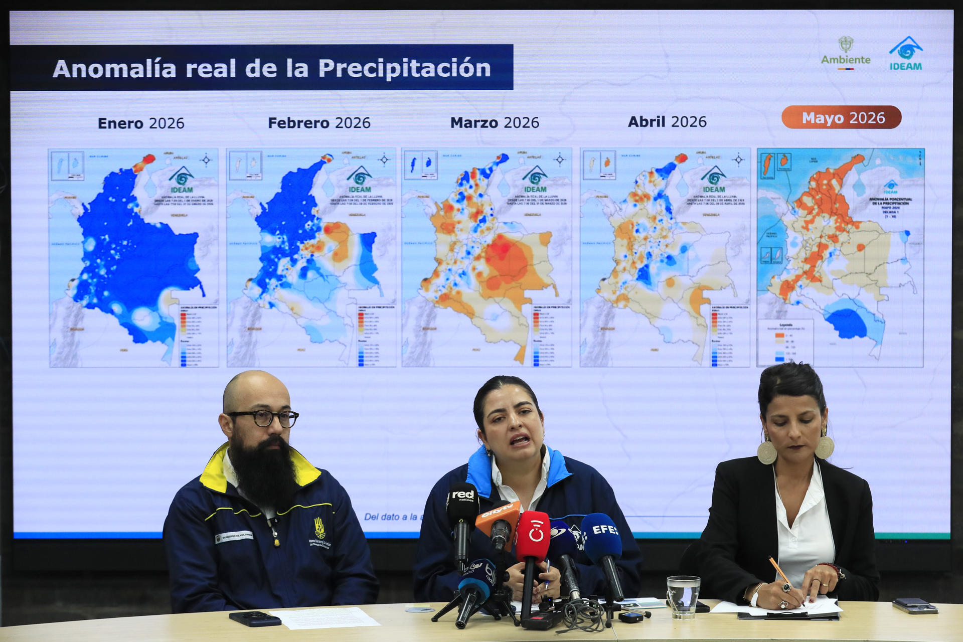 La directora del Instituto de Hidrología, Meteorología y Estudios Ambientales (Ideam), Ghisliane Echeverry Prieto (c), habla junto al director de la Unidad Nacional para la Gestión del Riesgo de Desastres (UNGRD), Carlos Alberto Carrillo, y la ministra de Ambiente y Desarrollo Sostenible de Colombia, Irene Vélez, durante una rueda de prensa este viernes, en Bogotá (Colombia). EFE/ Carlos Ortega
