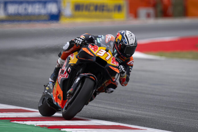 El piloto español de MotoGP Pedro Acosta (Red Bull KTM Factory Racing) durante los primeros entrenamientos libres del Gran Premio de Cataluña, sexta prueba de los mundiales de motociclismo de velocidad en el Circuito de Barcelona-Cataluña. EFE/Siu Wu
