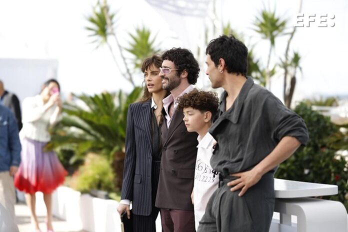 Cara Delevingne, Jordan Firstman, Reggie Absolom y Diego Calva en la presentación de 'Club Kid' durante el Festival de Cannes. EFE/EPA/SEBASTIEN NOGIER
