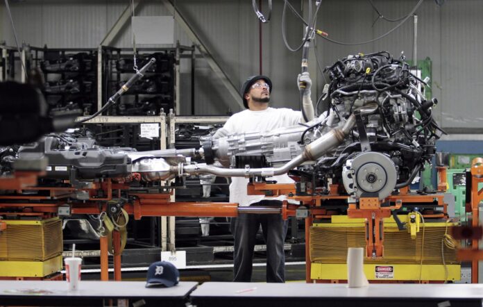 Fotografía de archivo de un opeario en una línea de ensamblaje de la automotriz estadounidense Chrysler, en Detroit (Michigan, EE.UU.). EFE/Jeff Kowalsky
