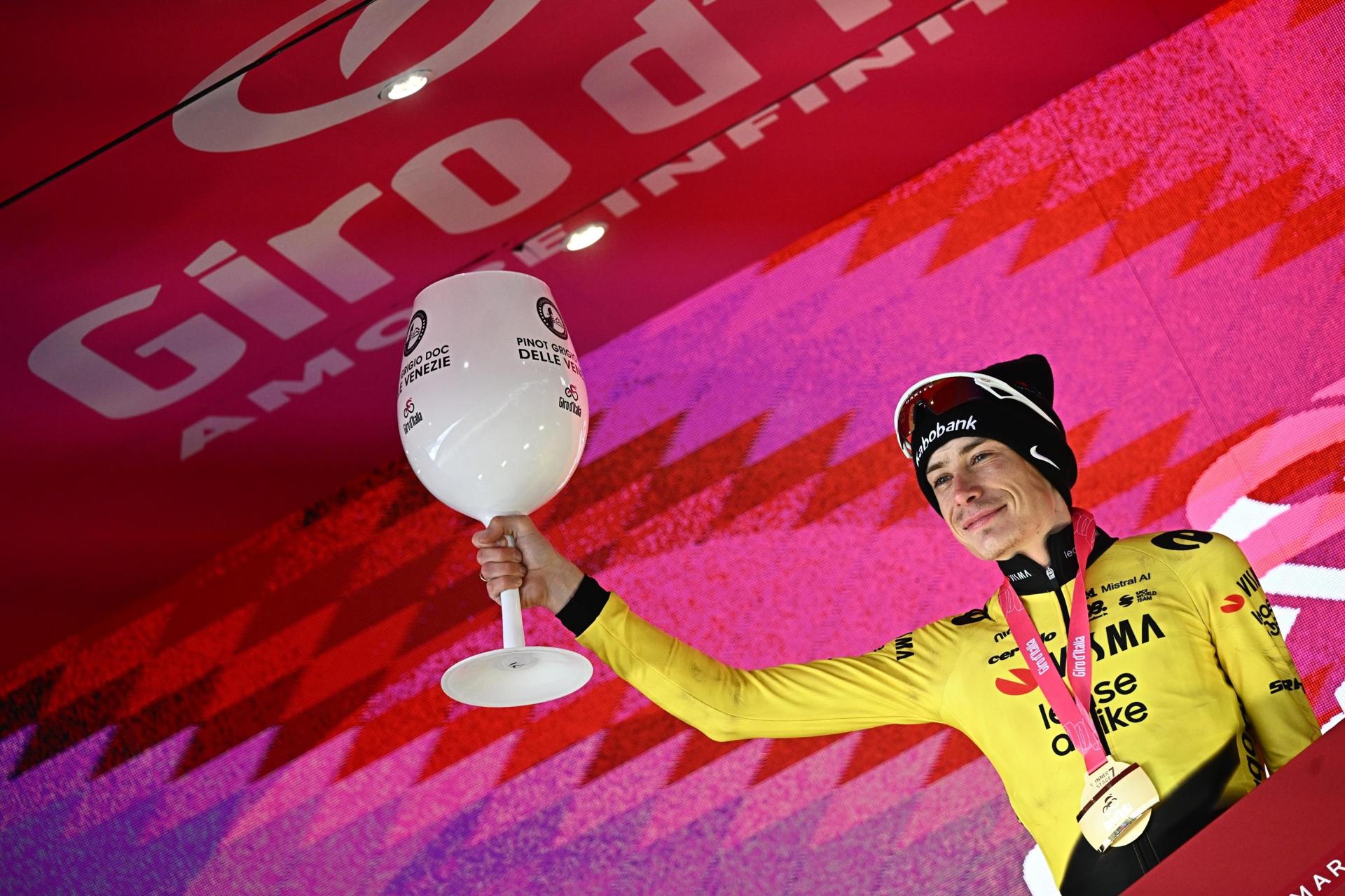 El ciclista danés Jonas Vingegaard, del equipo Visma, tras ganar la séptima etapa de la 109ª edición del Giro de Italia, de 245 km entre Formia y Blockhaus. EFE/EPA/LUCA ZENNARO
