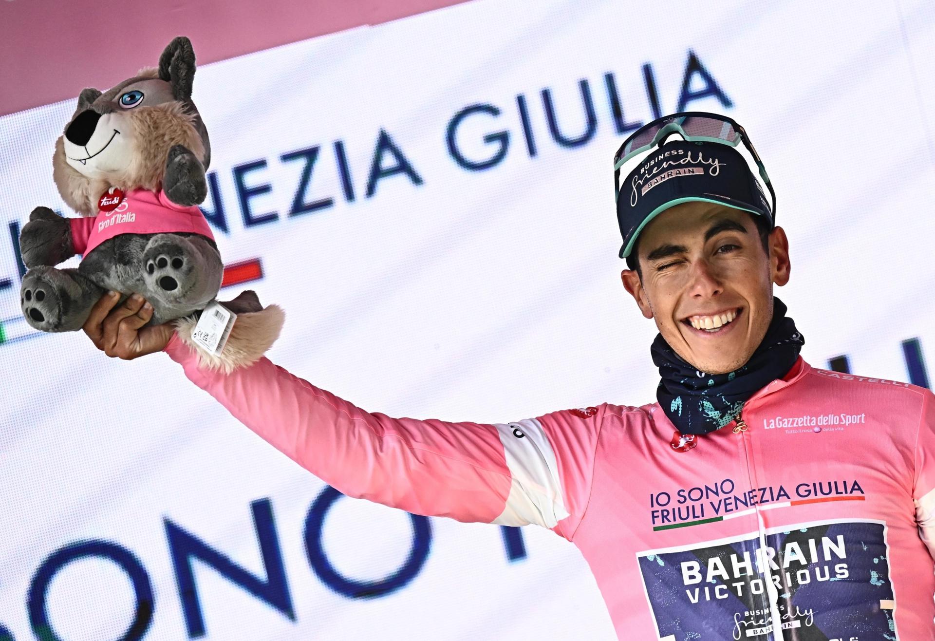 El ciclista portugués Afonso Eulalio, del equipo Bahrain Victorious, vestido con el maillot rosa de líder de la general, posa en el podio tras la séptima etapa de la 109.ª edición del Giro de Italia, de 245 km entre Formia y Blockhaus. EFE/EPA/LUCA ZENNARO
