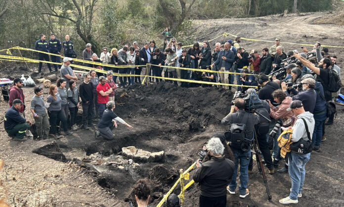Fotografía de archivo, tomada en agosto de 2024, en la que se captó a un grupo de familiares de detenidos desaparecidos durante la dictadura cívico-militar uruguaya (1973-1985) al observar el sitio donde se encontraron restos humanos que podrían ser de sus allegados, en el Batallón No.14, en Montevideo (Uruguay). EFE/Sofía Torres
