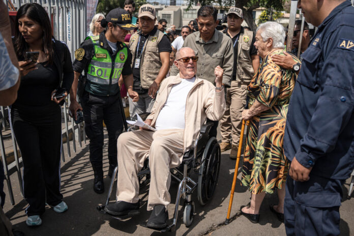 Fotografía de archivo, tomada el pasado 12 de abril, en la que se captó al expresidente de Perú Pedro Pablo Kuczynski (c), a su llegada a un puesto de votación, en Lima (Perú). EFE/John Reyes
