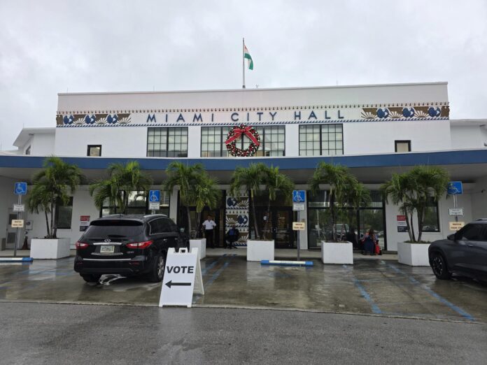 Fotografía de archivo que muestra el centro de votación en el ayuntamiento de Miami, Florida (EE.UU.). EFE/ Alberto Boal
