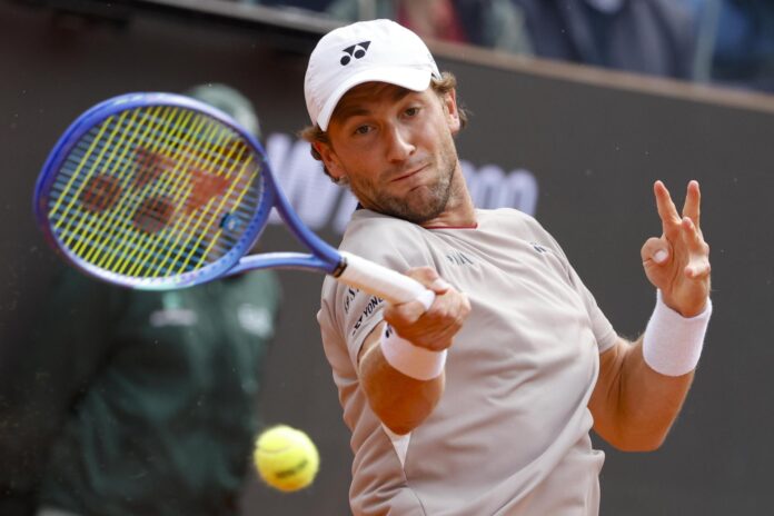 El noruego Casper Ruud en acción durante su partido de semifinales de individuales masculinos contra el italiano Luciano Darderi en el torneo de tenis de Roma. EFE/EPA/FABIO FRUSTACI
