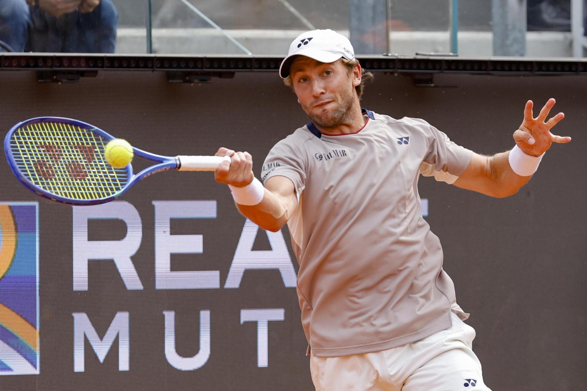 El noruego Casper Ruud en acción durante su partido de semifinales de individuales masculinos contra el italiano Luciano Darderi en el torneo de tenis de Roma. EFE/EPA/FABIO FRUSTACI
