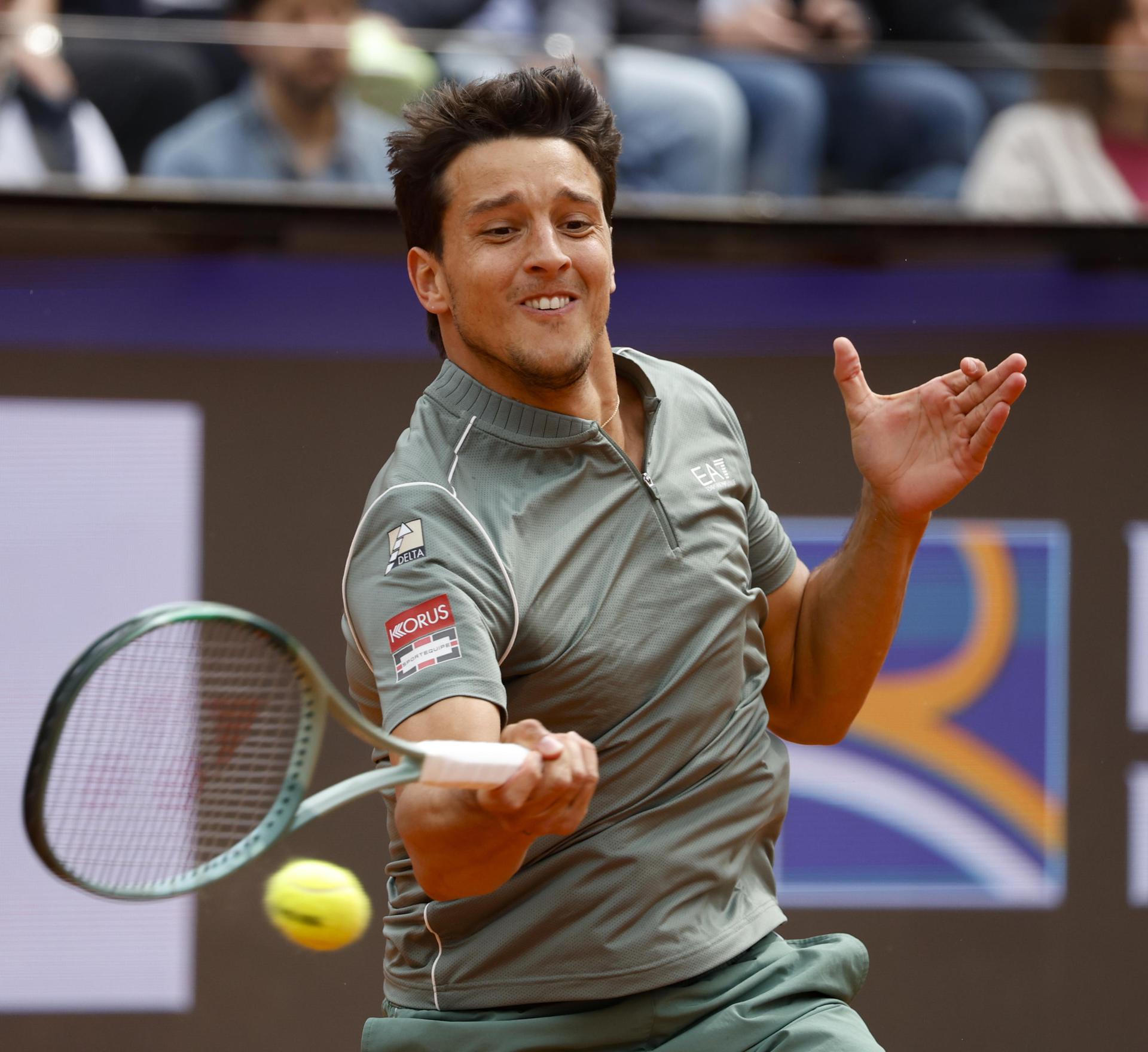 El italiano Luciano Darderi en acción durante su partido de semifinales de individuales masculinos contra el noruego Casper Ruud en el torneo de tenis de Roma. EFE/EPA/FABIO FRUSTACI
