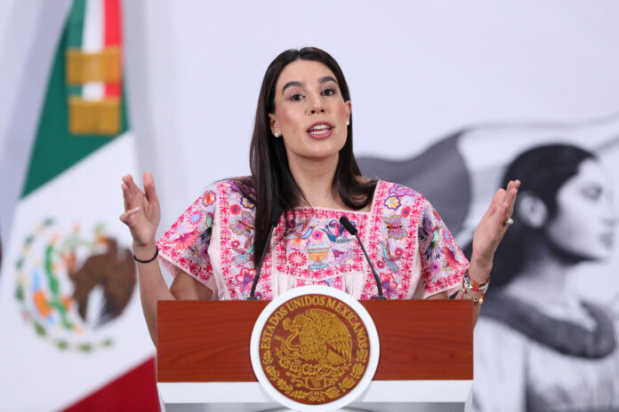 Fotografía de archivo de la secretaria de Turismo, Josefina Rodríguez Zamora, durante una rueda de prensa en el Palacio Nacional de la Ciudad de México (México). EFE/Mario Guzmán
