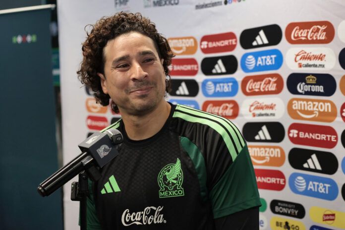 El jugador de la selección mexicana de fútbol Guillermo Ochoa habla en una rueda de prensa este viernes, en el Centro de Alto Rendimiento de la Federación Mexicana de Fútbol, en Ciudad de México (México). EFE/ José Méndez
