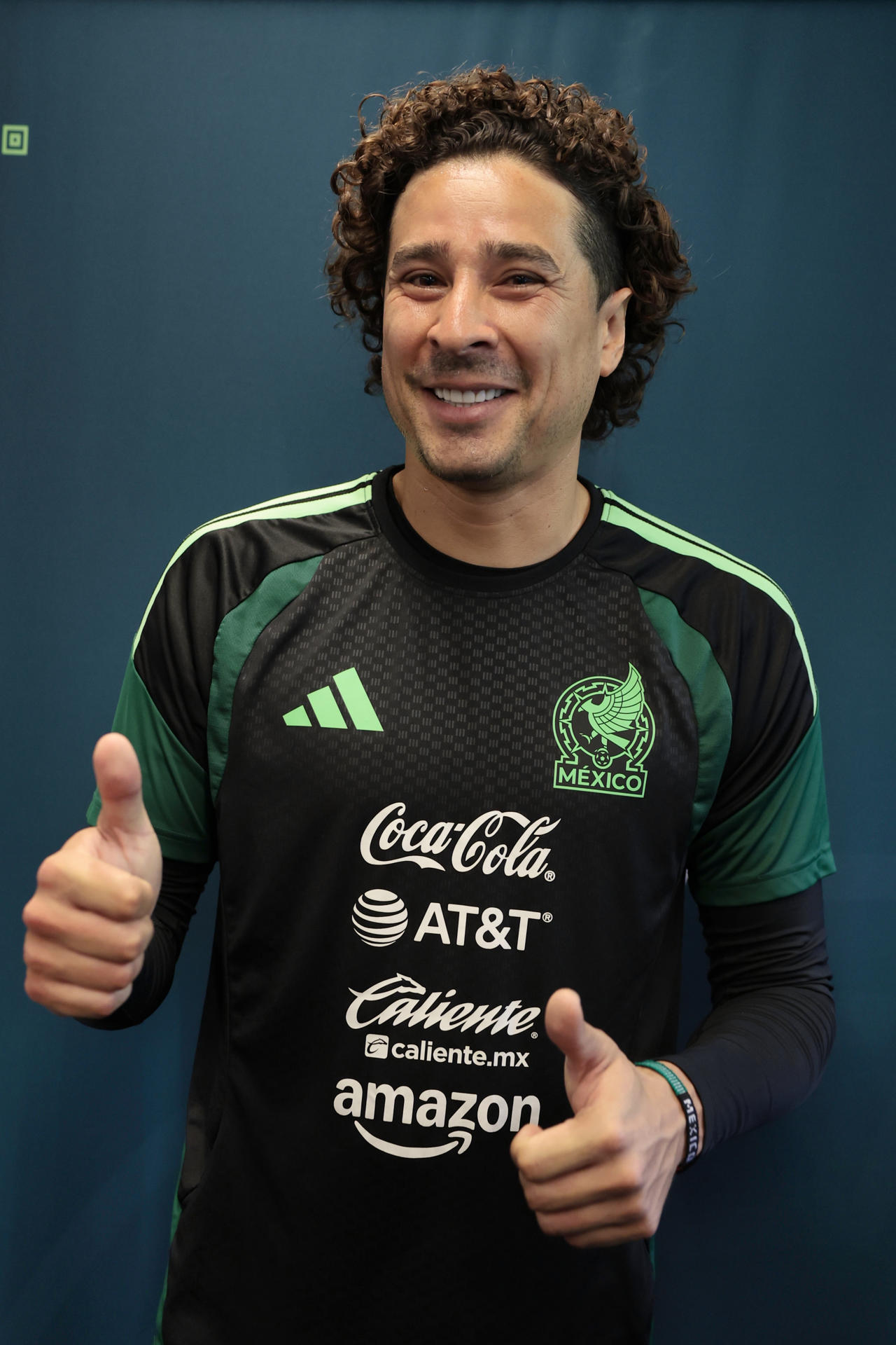 El jugador de la selección mexicana de fútbol Guillermo Ochoa habla en una rueda de prensa este viernes, en el Centro de Alto Rendimiento de la Federación Mexicana de Fútbol, en Ciudad de México (México). EFE/ José Méndez
