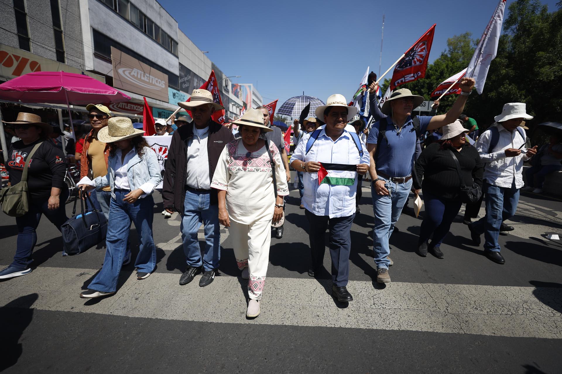 Maestros de la Coordinadora Nacional de Trabajadores de la Educación (CNTE), protestan este viernes, en Ciudad de México (México). EFE/ Sáshenka Gutiérrez
