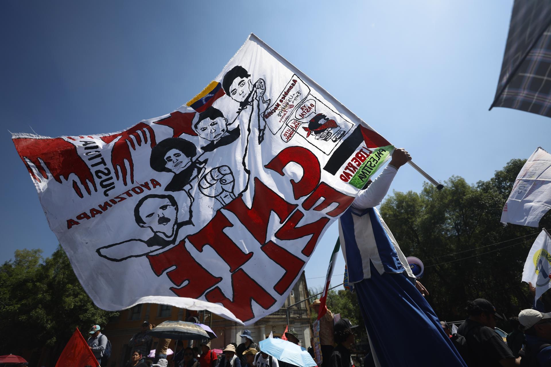 Un maestro de la Coordinadora Nacional de Trabajadores de la Educación (CNTE), participa durante una protesta este viernes, en Ciudad de México (México). EFE/ Sáshenka Gutiérrez
