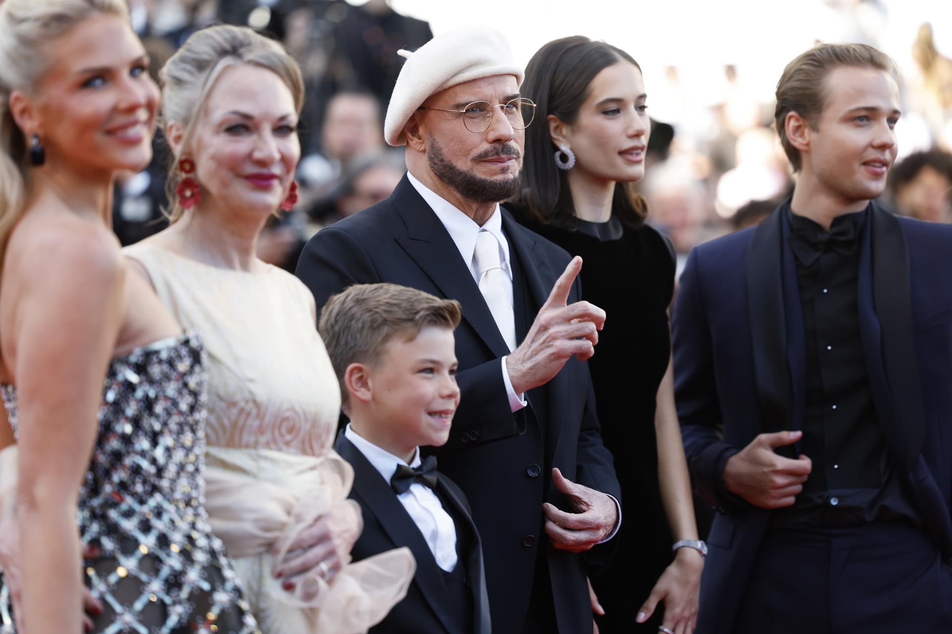 De izq. a dcha. Olga Hoffmann, Kelly B. Eviston, Clark Shotwell, John Travolta, Ella Bleu Travolta y Edouard Philipponnat durante el 79º Festival de Cine de Cannes. EFE/EPA/SEBASTIEN NOGIER
