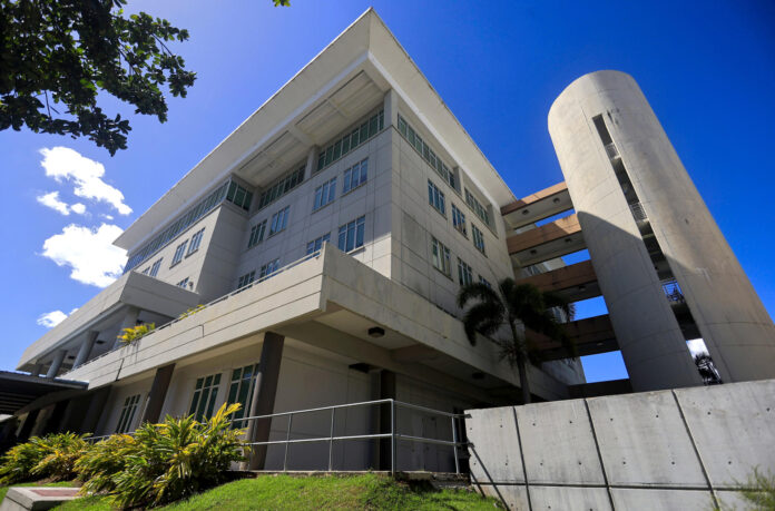 Fotografía de archivo que muestra el edificio principal de la Universidad de Puerto Rico, en Bayamón (Puerto Rico). EFE/ Thais Llorca
