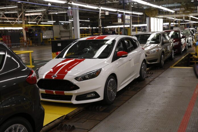 Fotografía de archivo que muestra un vehículo Ford Focus de la empresa multinacional estadounidense fabricante de automóviles Ford, en una fábrica de de Flat Rock, Michigan, Estados Unidos. EFE/JEFF KOWALSKY
