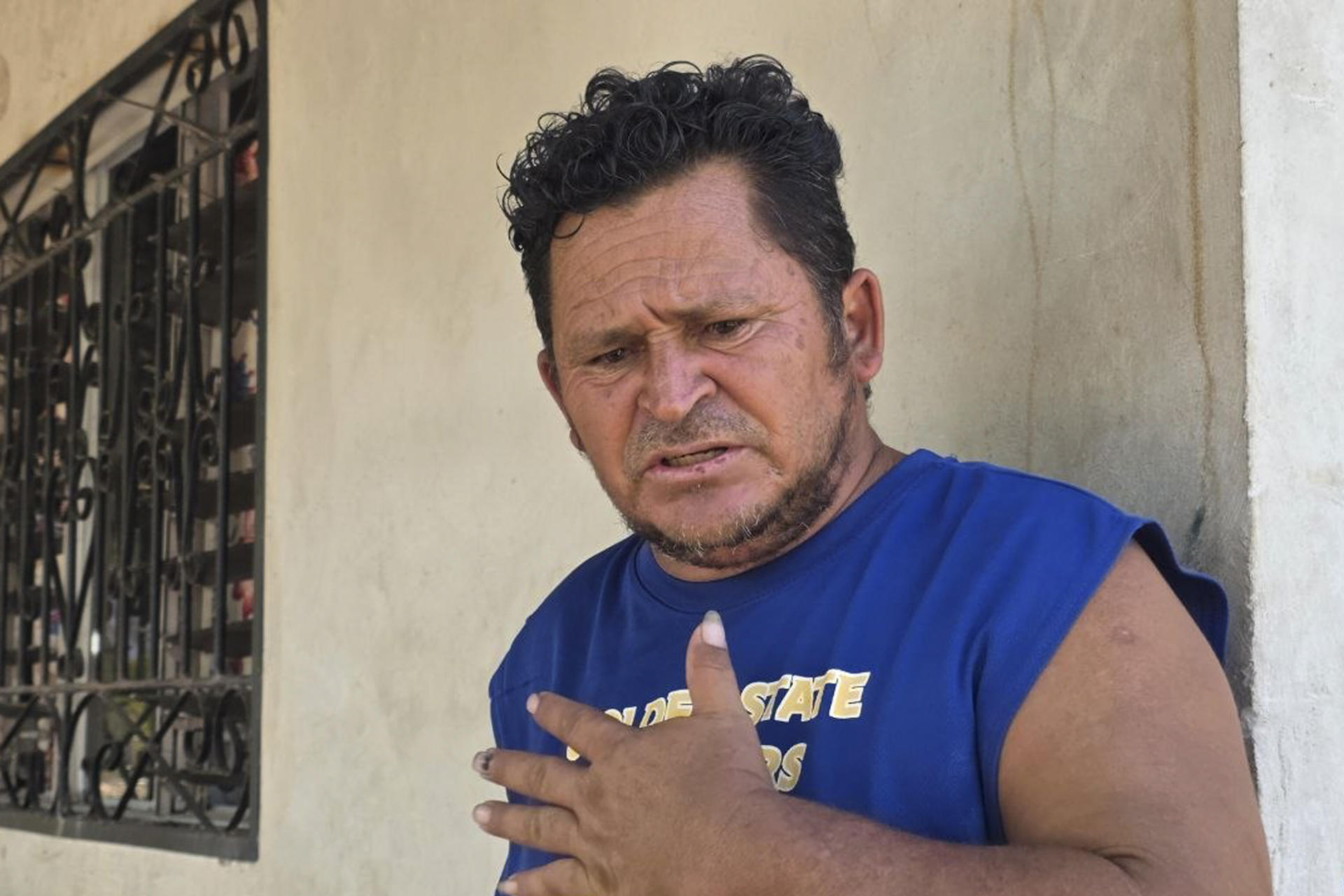 Isaías Anariba, padre del hondureño Denis Anariba, fallecido esta semana en un vagón de un tren en Laredo, Estados Unidos habla con EFE este viernes en el municipio de El Negrito (Honduras). EFE/Germán Reyes