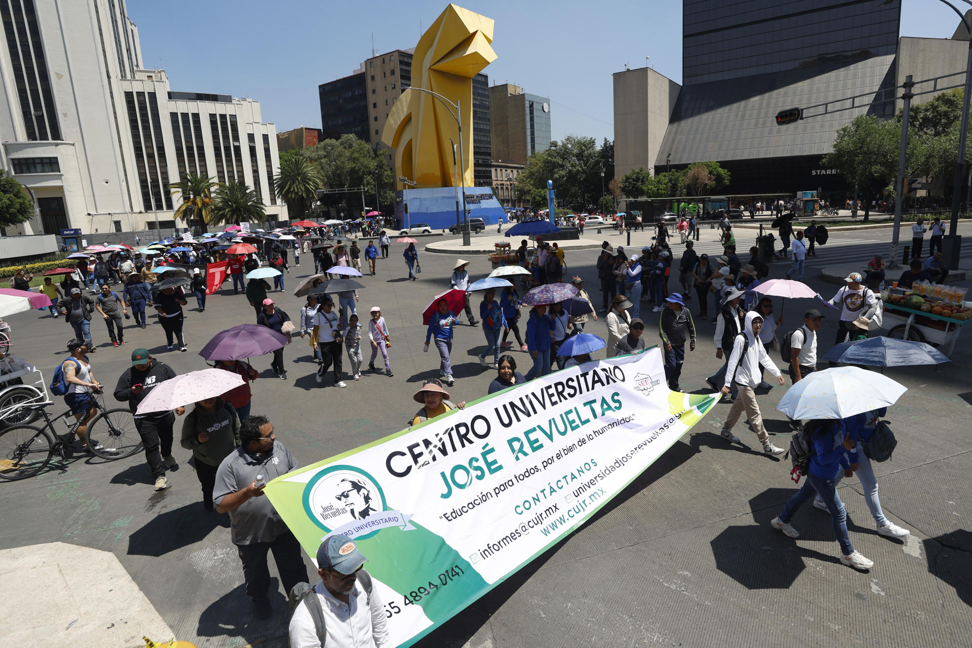 Maestros de la Coordinadora Nacional de Trabajadores de la Educación (CNTE) protestan este viernes, en Ciudad de México (México). EFE/ Sáshenka Gutiérrez
