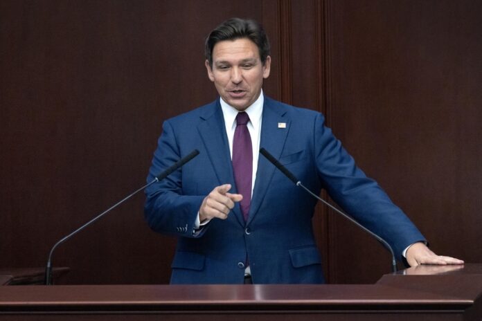 Fotografía de archivo del gobernador del estado de Florida, Ron DeSantis, durante un acto público, en Tallahassee (Florida, EE.UU.). EFE/Cristóbal Herrera

