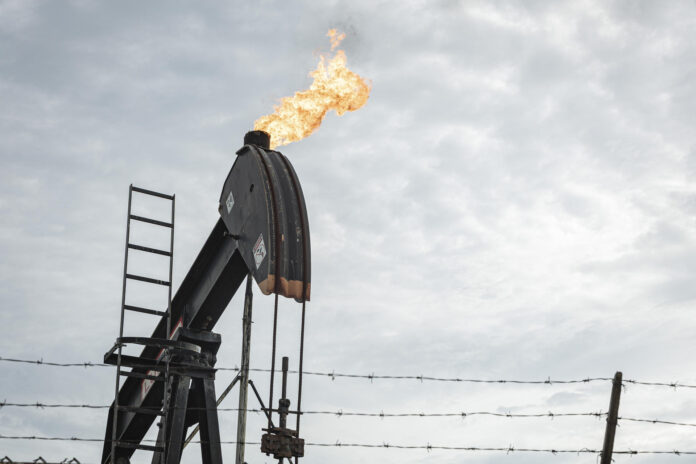 Fotografía de archivo que muestra un balancín de petróleo. EFE/ Henry Chirinos
