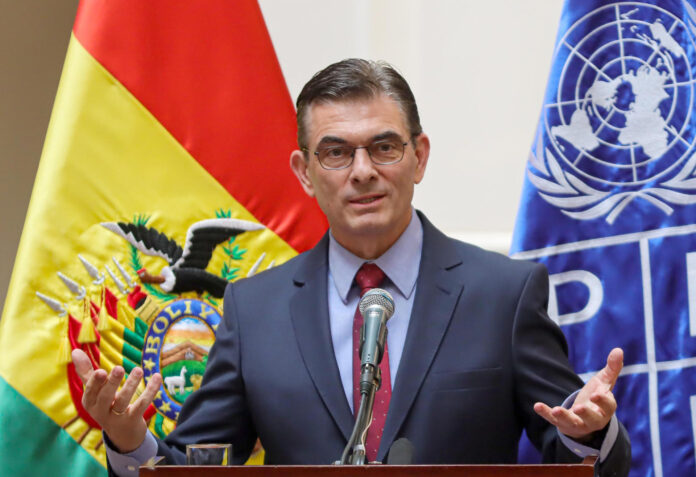 Fotografía cedida por la Presidencia de Bolivia que muestra al mandatario, Rodrigo Paz, hablando durante un acto en la Casa Grande del Pueblo en La Paz (Bolivia). EFE/ Presidencia de Bolivia
