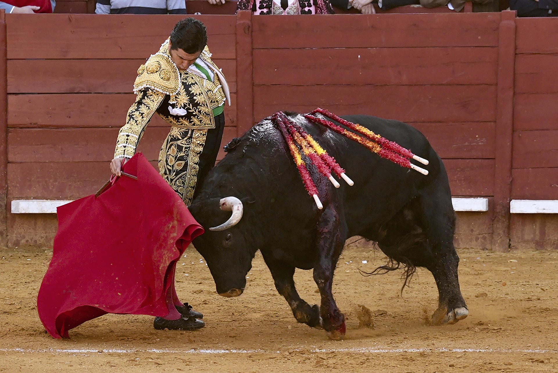 El diestro Morante de la Puebla con su primer toro este viernes durante el segundo festejo de la Feria del Caballo de Jerez. EFE/Román Ríos.
