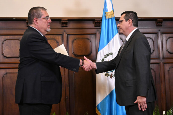 Fotografía cedida por el Gobierno de Guatemala que muestra al presidente de Guatemala, Bernardo Arévalo de León (i), estrechando la mano del abogado y doctor en Derecho Gabriel Estuardo García Luna, nuevo fiscal general y jefe del Ministerio Público (Fiscalía), este viernes en Ciudad de Guatemala (Guatemala). EFE/ Gobierno de Guatemala
