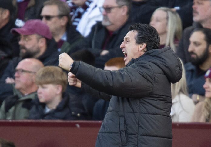 El entrenador del Aston Villa, Unai Emery, gesticula durante el partido de la Premier League contra el Liverpool en Birmingham. EFE/EPA/PETER POWELL
