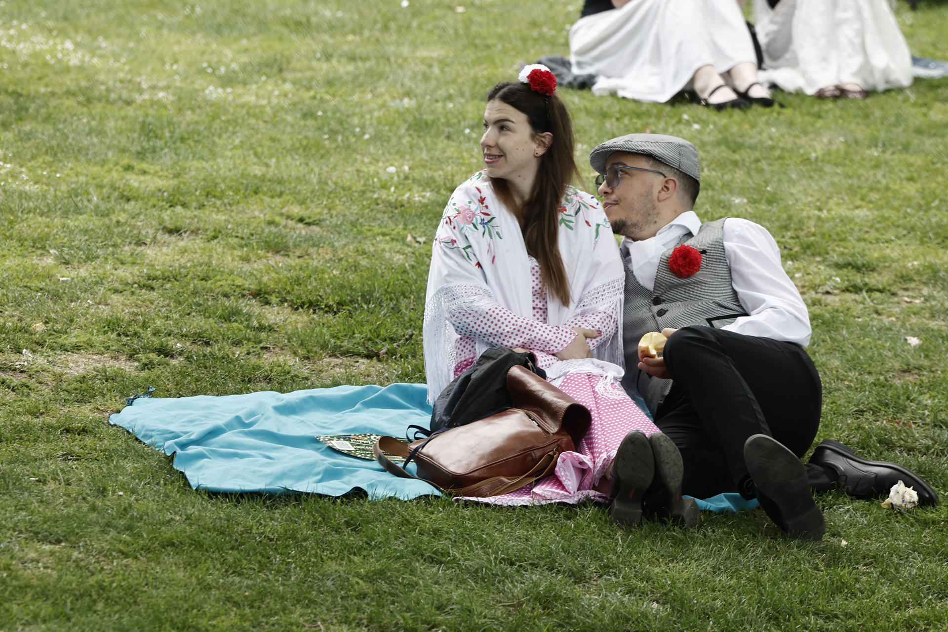 Una pareja en la pradera de San Isidro. EFE/ Rodrigo Jiménez
