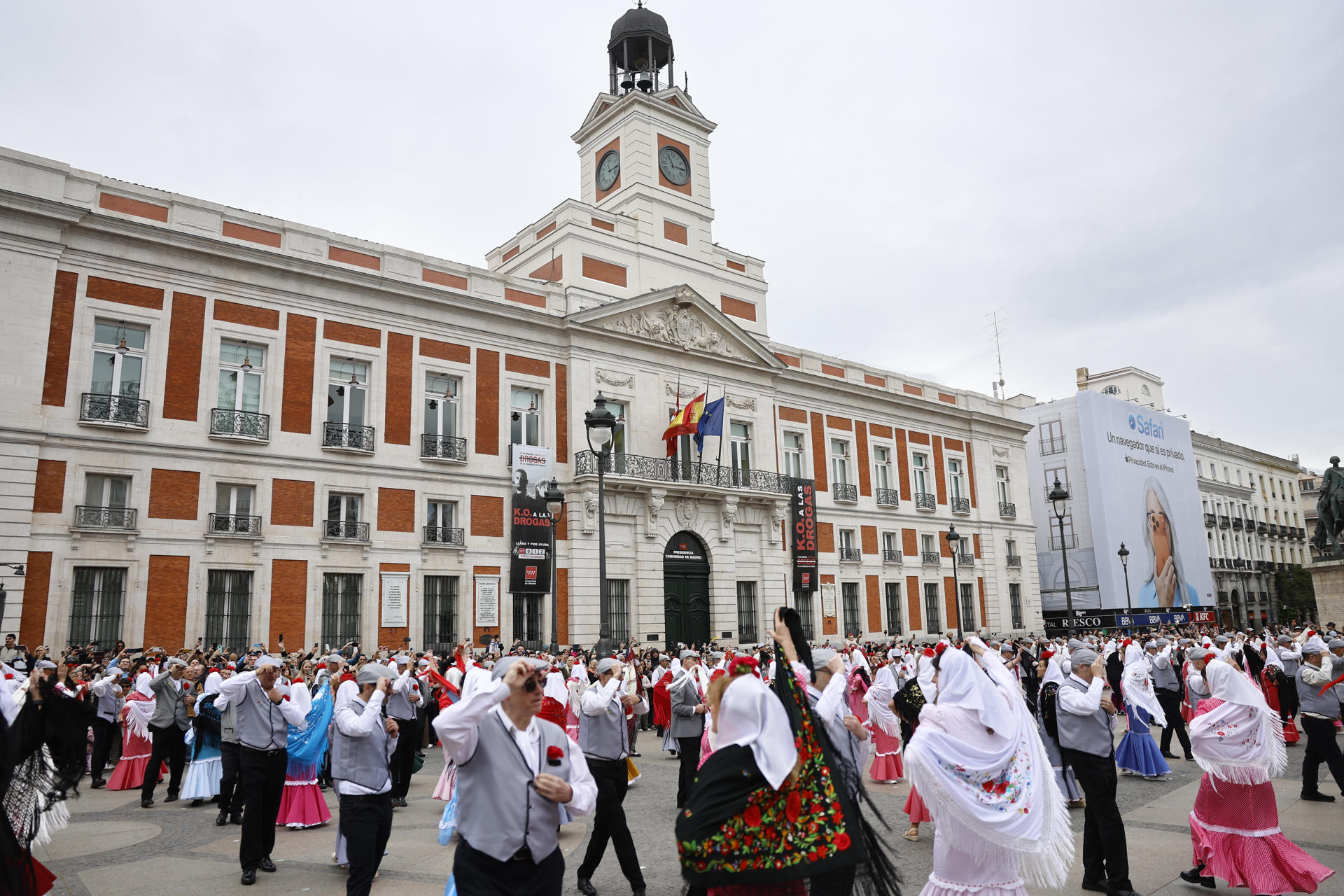 Chulapas y pichis toman las calles de la capital durante la celebración de San Isidro, este viernes. EFE/Rodrigo Jiménez
