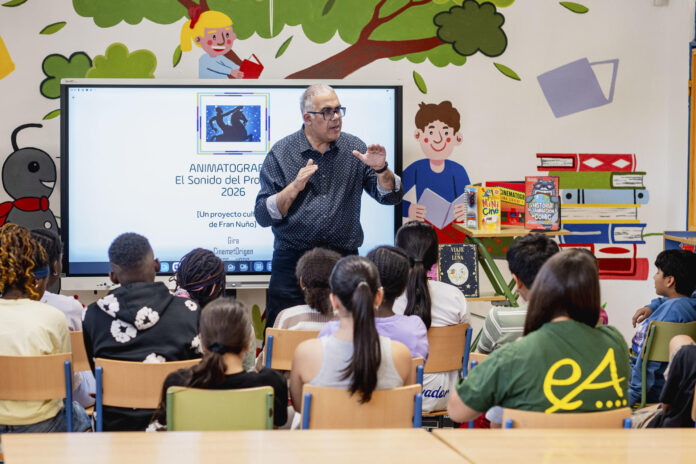 El escritor Fran Nuño en el colegio Cristóbal Colón de Sevilla con motivo de la proyección de 'Animatografía', con clásicos del cine de animación actualizados con música electrónica. EFE/MAURI BUHIGAS
