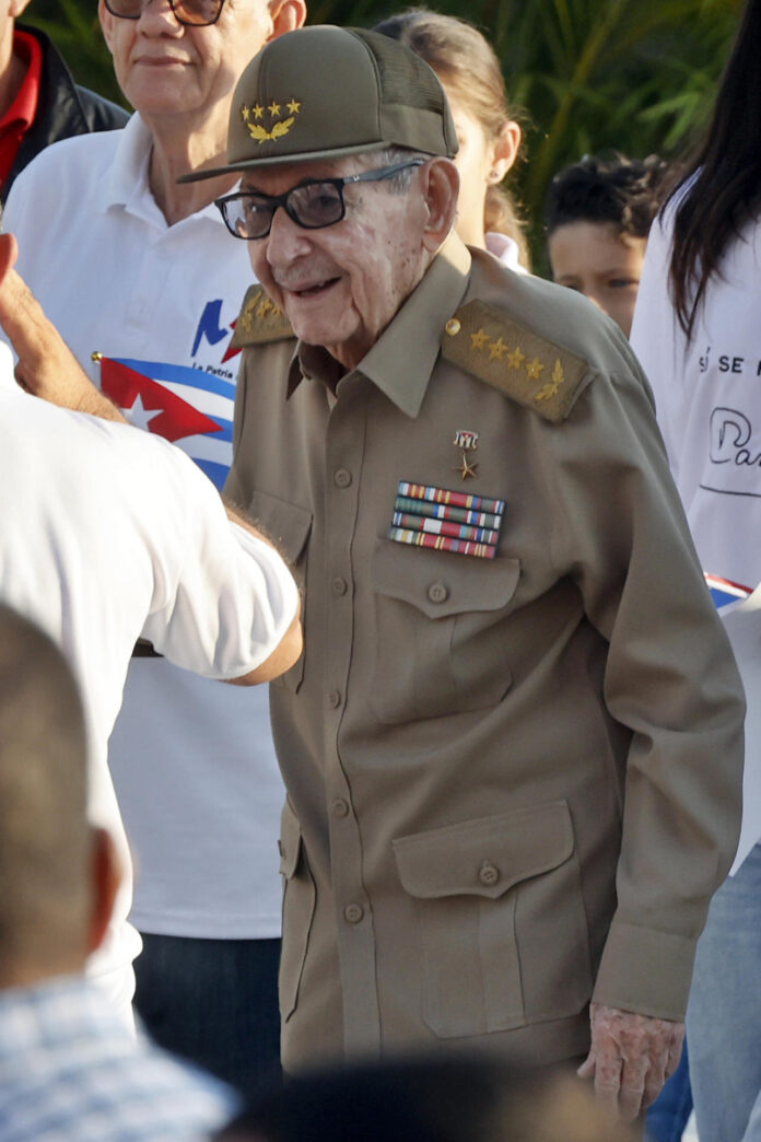 Fotografía de archivo del expresidente de Cuba Raúl Castro (c). EFE/ Ernesto Mastrascusa
