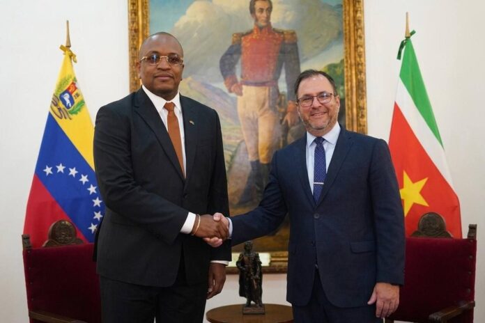 Fotografía difundida por la Cancillería de Venezuela del canciller, Yván Gil (d), reunido con su homólogo de Surinam Melvin Bouva este viernes, en Caracas (Venezuela). EFE/ Cancillería de Venezuela /SOLO USO EDITORIAL/ SOLO DISPONIBLE PARA ILUSTRAR LA NOTICIA QUE ACOMPAÑA (CRÉDITO OBLIGATORIO)
