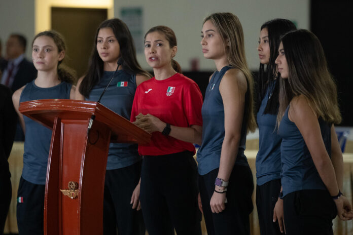 Las integrantes de la selección mexicana de gimnasia rítmica (de izq a der) Julia Gutiérrez, Adirem Tejeda, la entrenadora Blajaith Aguilar, Dalia Alcocer, Kimberly Salazar, Sofía Flores. Imagen de archivo. EFE/ Isaac Esquivel
