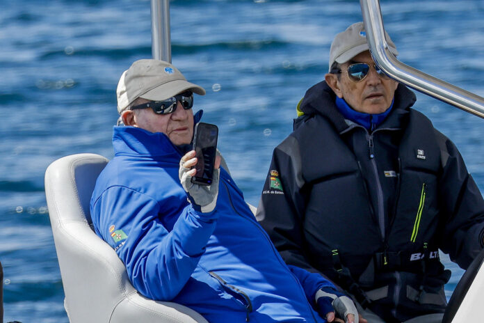 El rey emérito Juan Carlos I asiste a la tercera serie de la Liga Nacional de la clase 6 metros y sigue la regata en una embarcación auxiliar, este viernes en Sanxenxo (Pontevedra).-EFE/ Lavandeira Jr

