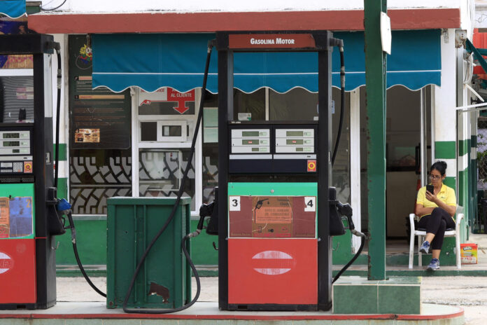 Fotografía que muestra una gasolinera vacía en La Habana (Cuba). EFE/ Ernesto Mastrascusa
